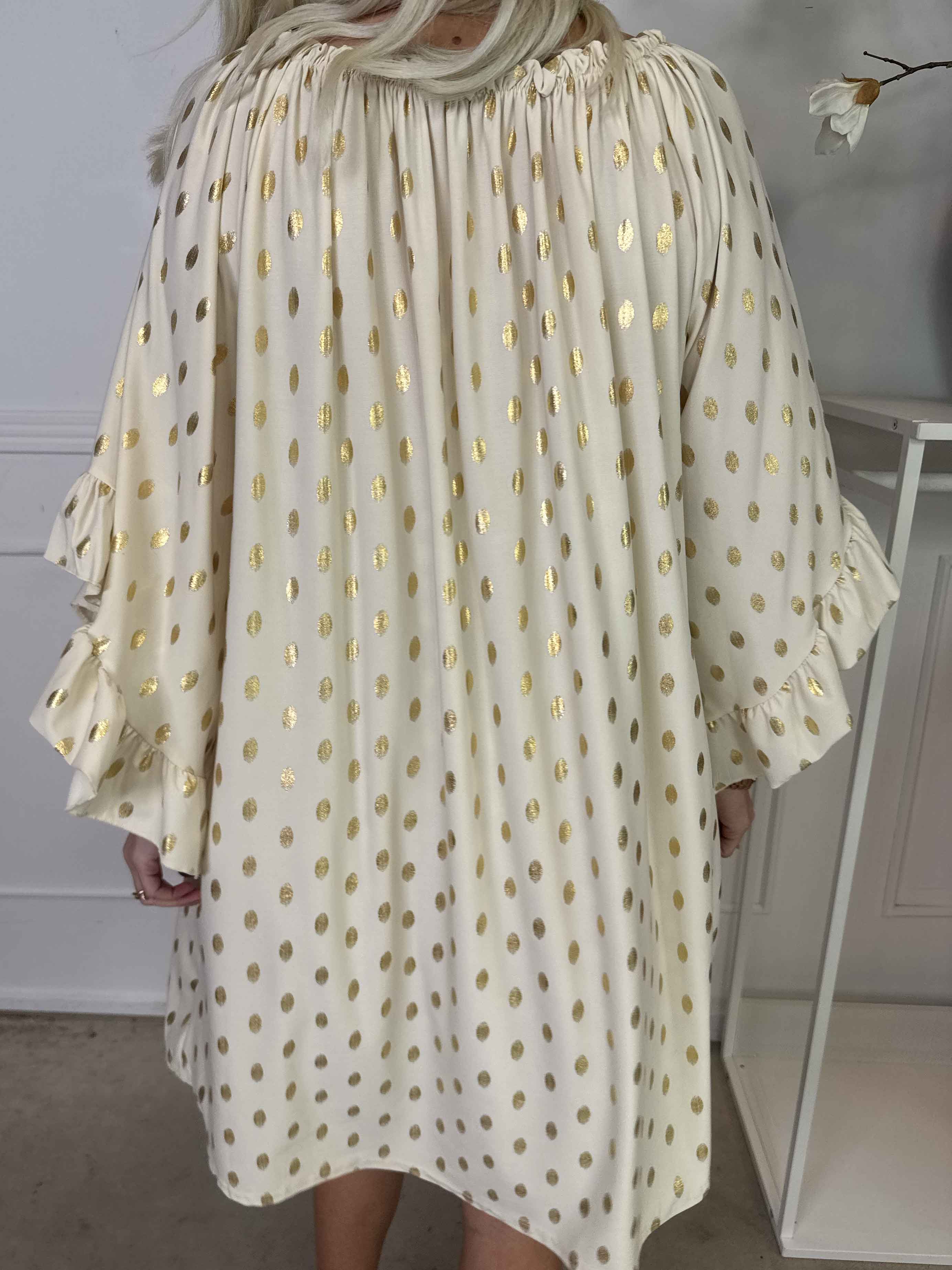 Yasma - Elastisk tunikaklänning med guldprickar och volangärmar